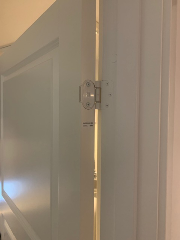 Justering af dør, skift af lysstofrør og fjernelse af trådløs elkontakt til manuel afbryder