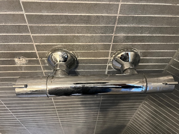 Afmonter 2 x blandingsbatteri, håndvask, toiletpapirholder og knager