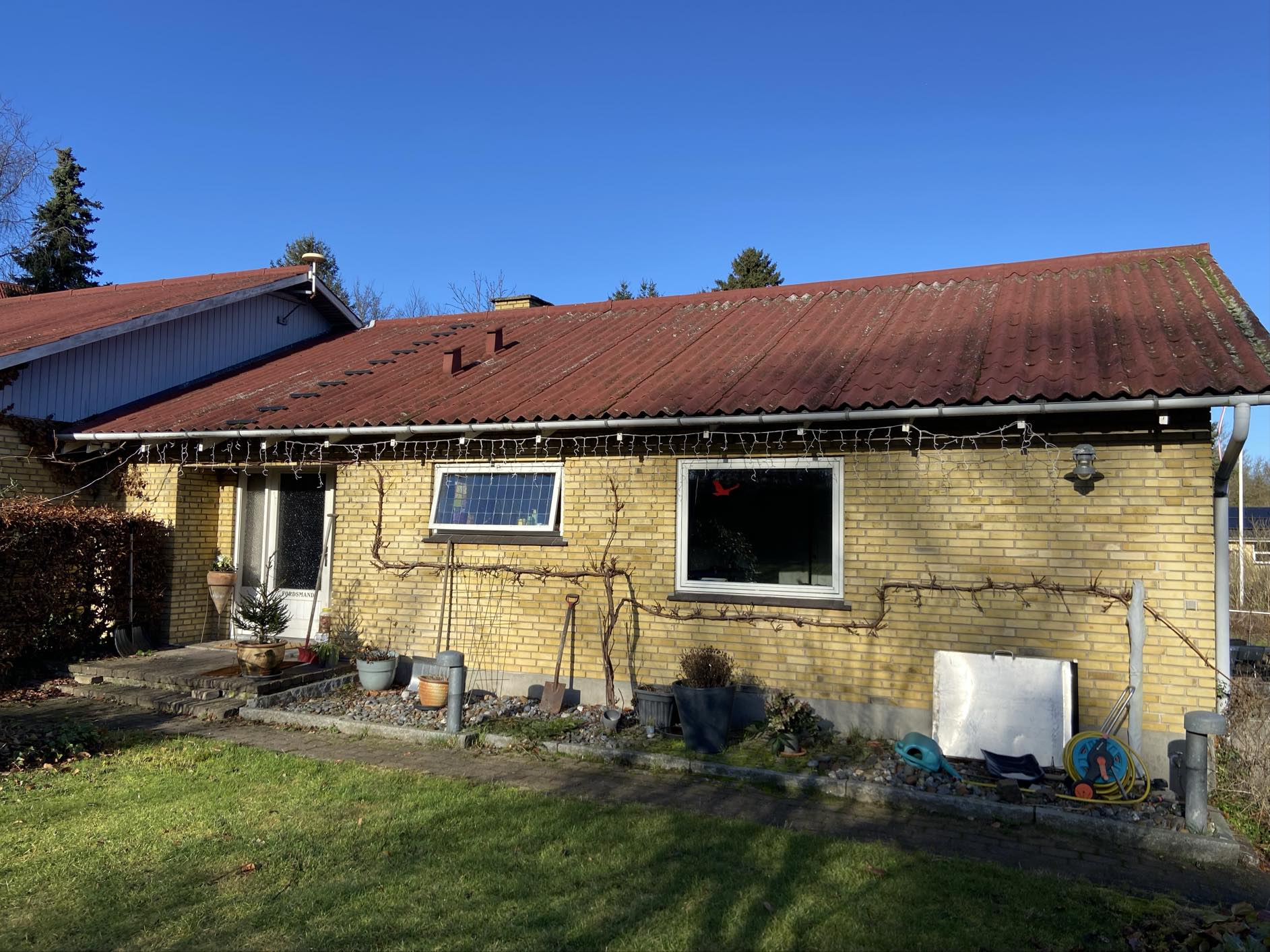 Opsætning af net langs tagskæg der skal forhindre fuglereder