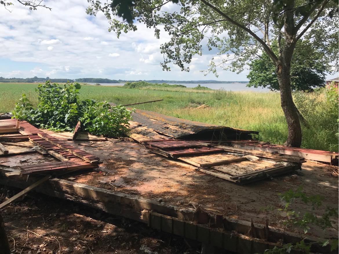 Oprydning efter nedrivning af træskur