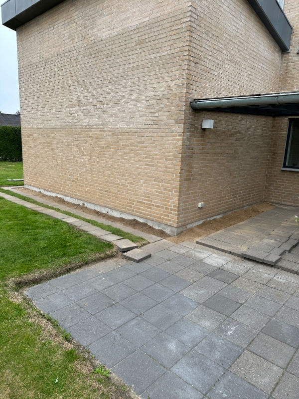 Broligger - nivellere sand og lægge fliser