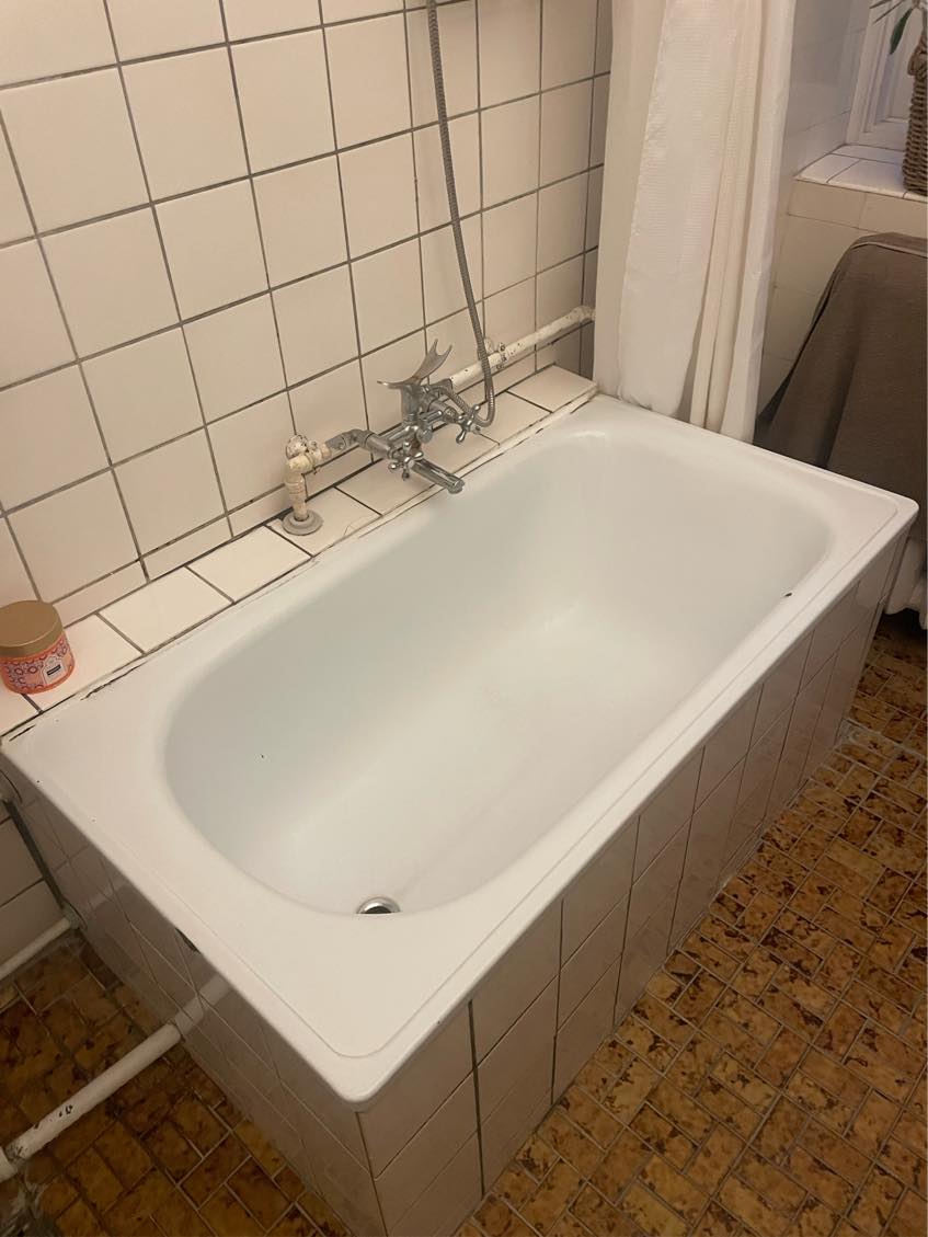 Muret nye fliser på badekarkant