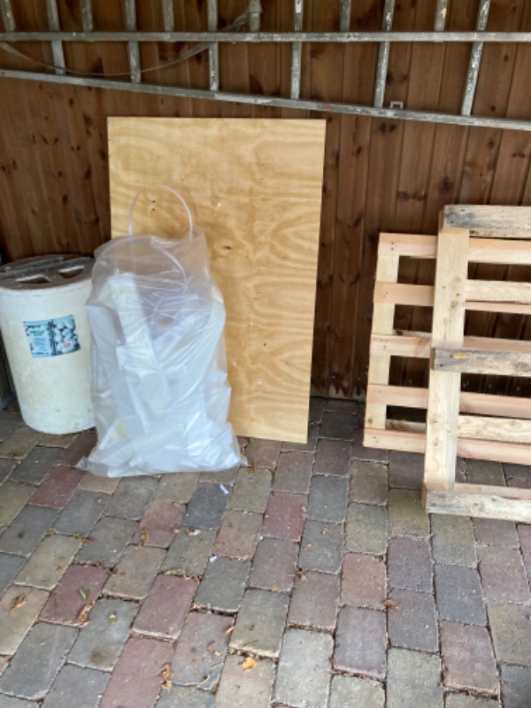 Fjernet pap, træpaller. plasticaffald/ flamingo affald