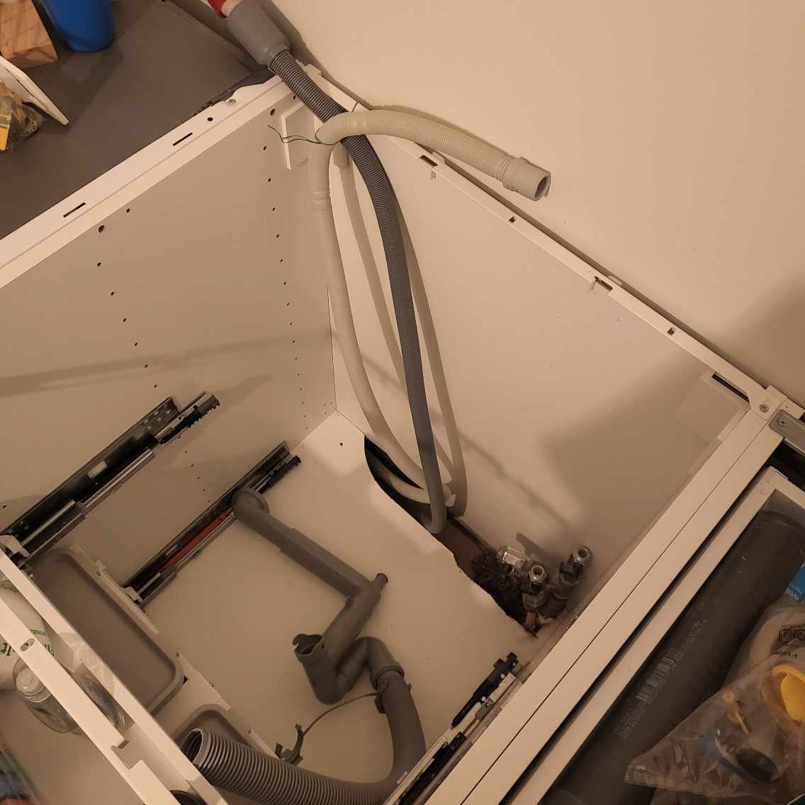 Opsætte ny vandlås og tilslutte opvaskemaskine