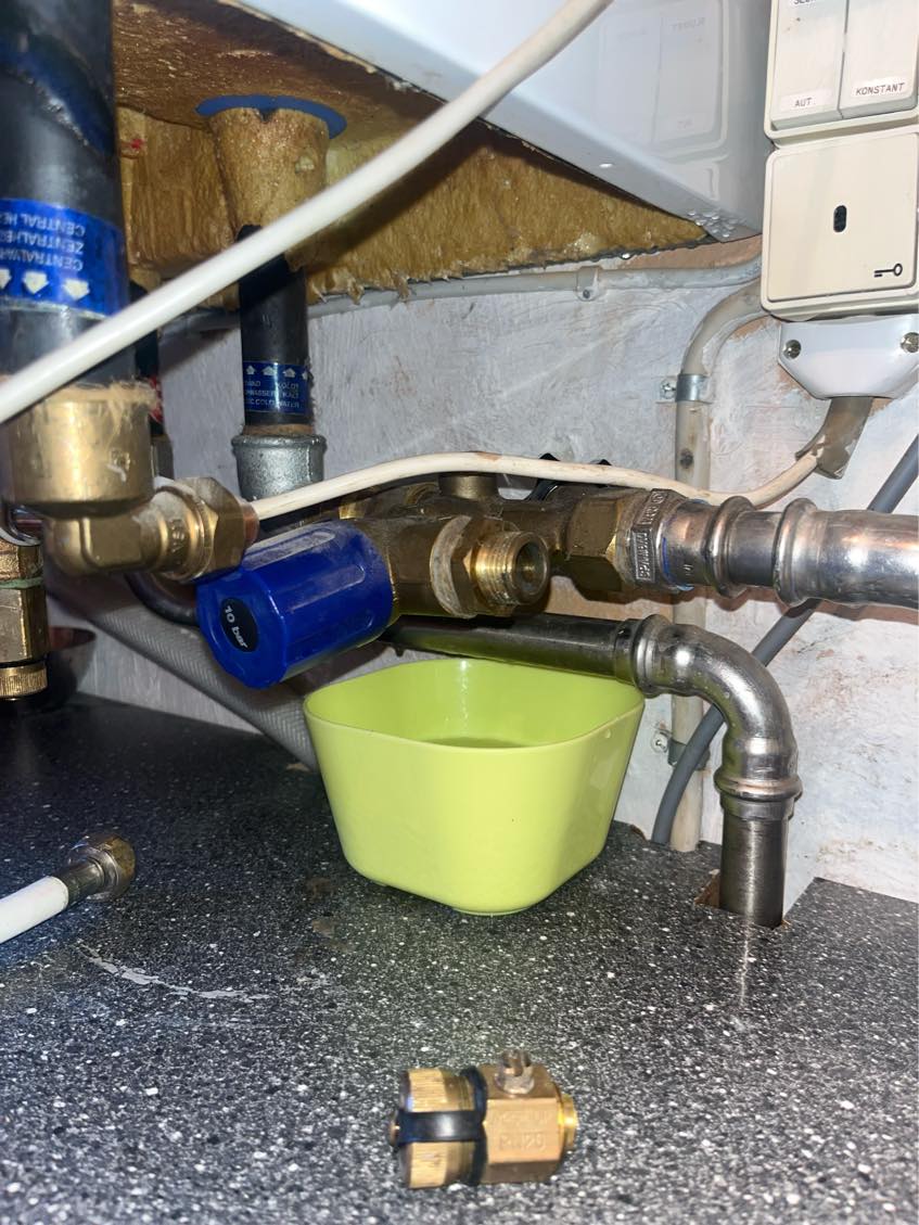 Udskiftning af sikkerhedsaggregat på vandbeholder