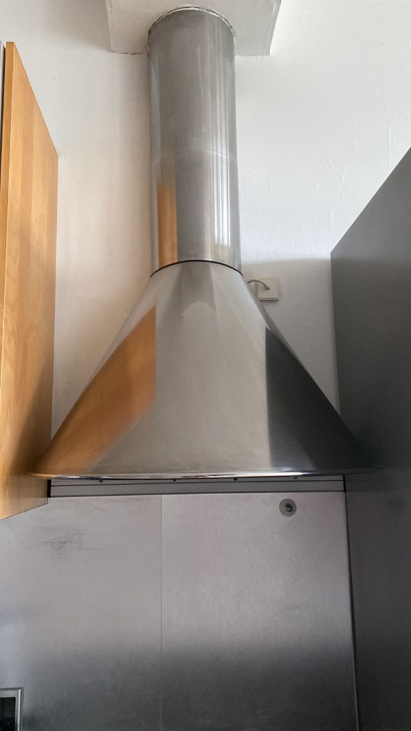 emhætte montering. Den eksisterende emhætte skiftes ud med en ny