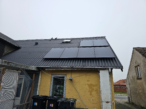 utæthed i tag, formentlig indækning eller lign ved tagvindue.