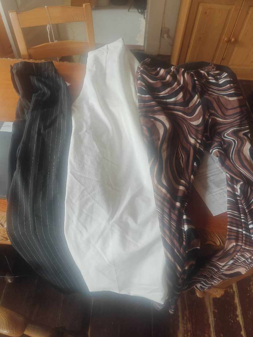 Hjælp til at lægge 3 par bukser op.