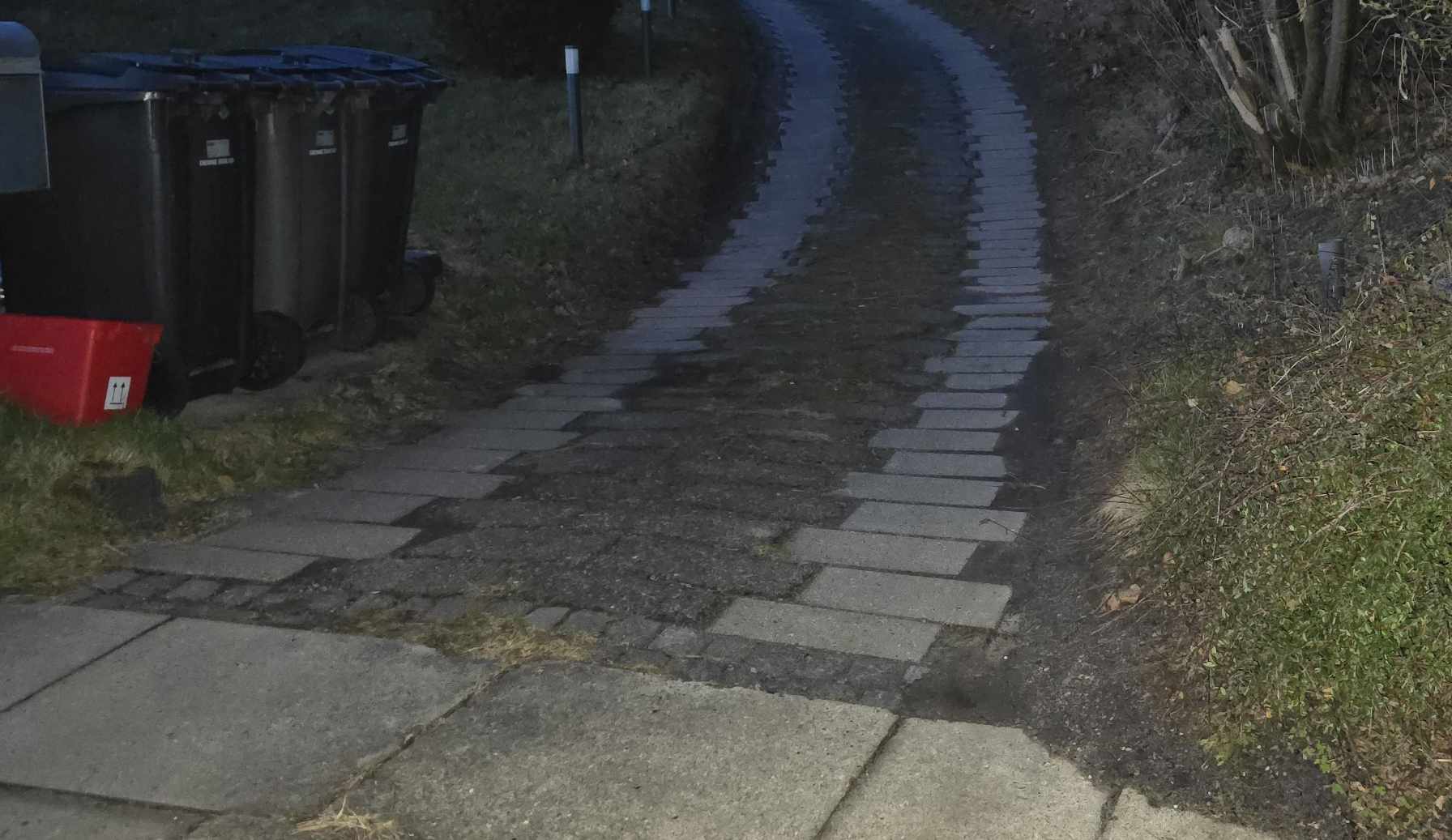 Udgravning og støbning af to Jernstolper til haveport