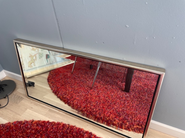 Ophæng tv- billederne  spejl. Vægge er Beton Gibs og trævægge