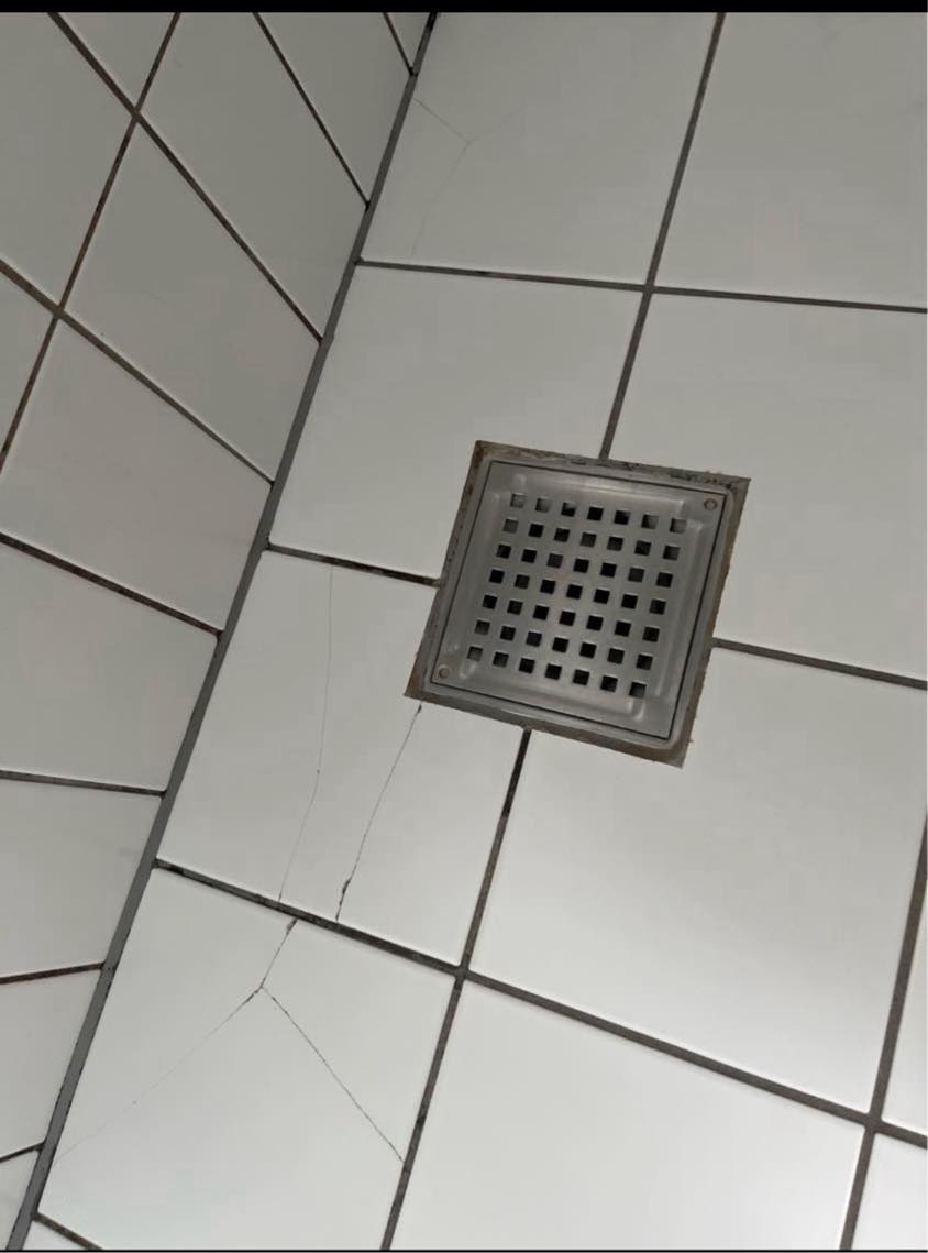 skift af 3 eller fire fliser i bad, samt fugekant ude for bad