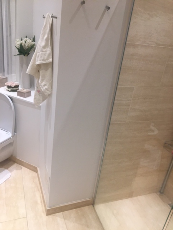 Montering af et Ikea-skab på en badeværelsesvæg