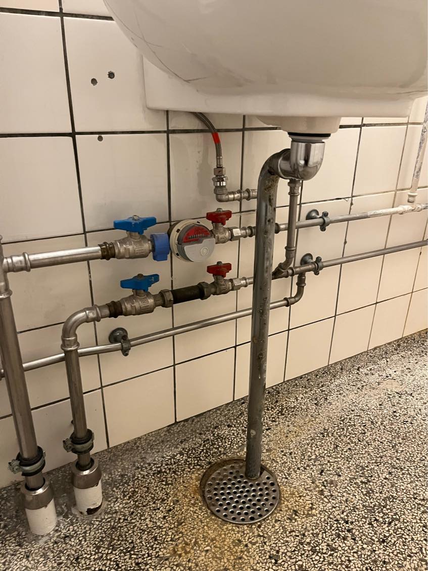 Afmontering af vask og montering af ny vask inklusiv skab på badeværelse.