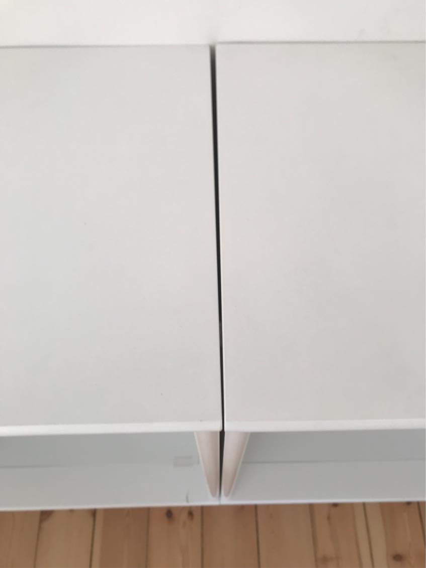 Opsætning af 2 moduler på væg. 4 lange skruer haves.