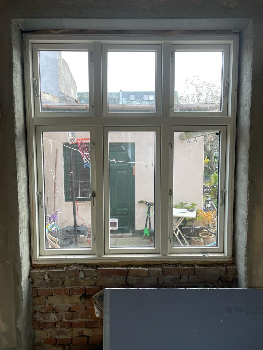 Murer: Åbne op til 2 terrassedører ved 2 vinduer i stueplan.