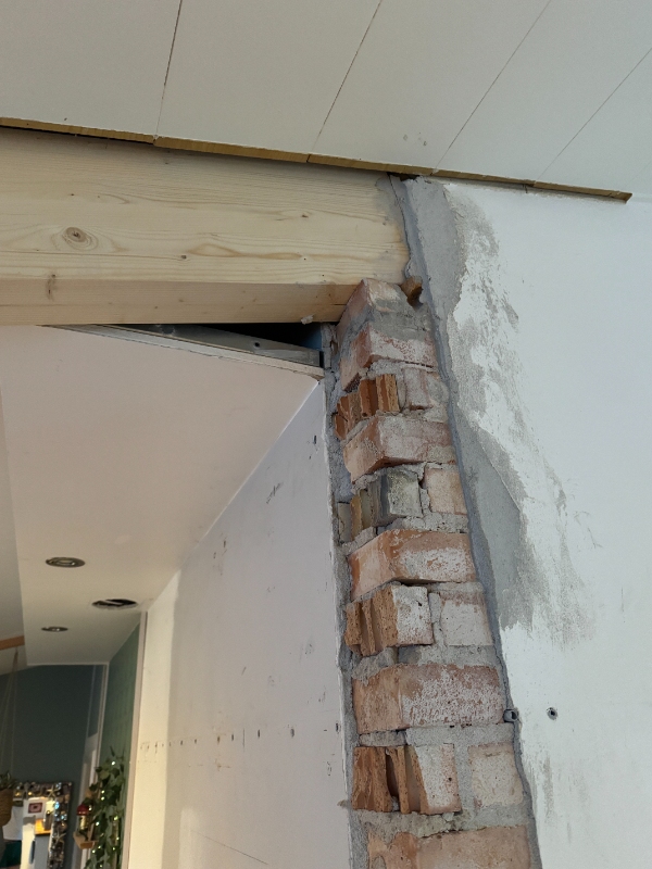 Opsætning af liste, panel, lukning af hul i loft og bjælke