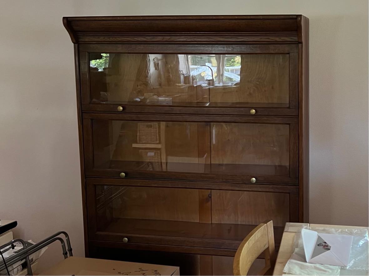 Fastgørelse af skab til gipsvæg og opsætning af malerier mv