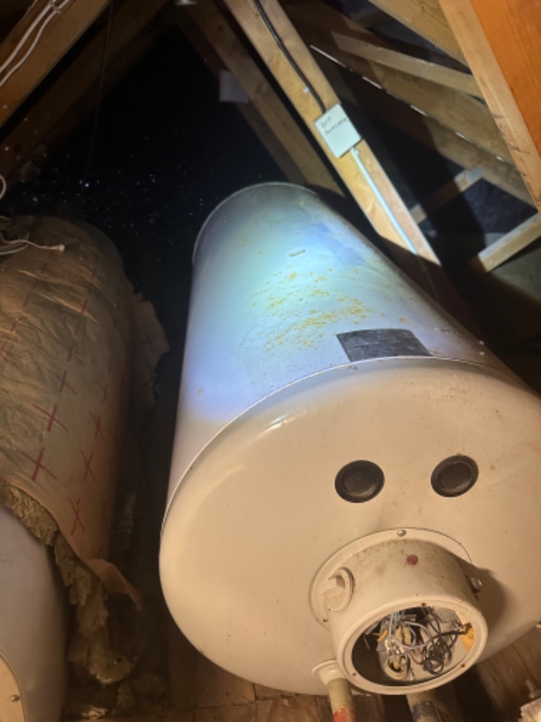 Hjælpe med at få en el vandvarmer ned fra loftet.