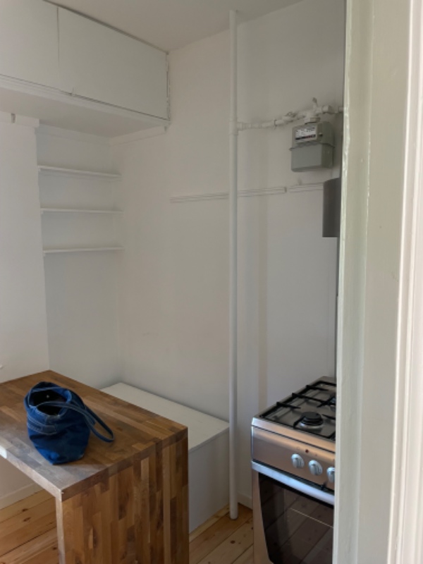 Have hæng to hylder op med en boremaskine - der skal bores i beton