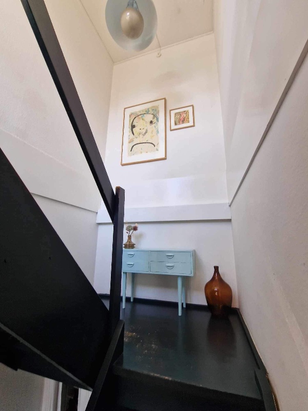 Fuldspartlet trappeskakt i rækkehus ovenpå savlsmuldstapet med indfarvet kalk spartel. Ca. 40m2