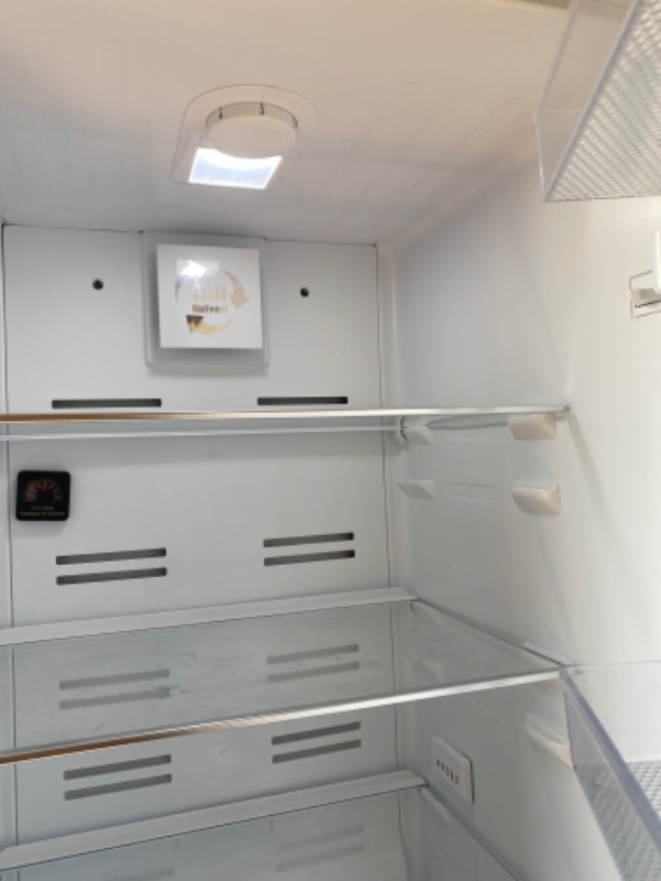 Jeg har et Gram køle fryse skab - 3 år gammelt , der ikke køler . Fryseren dur .