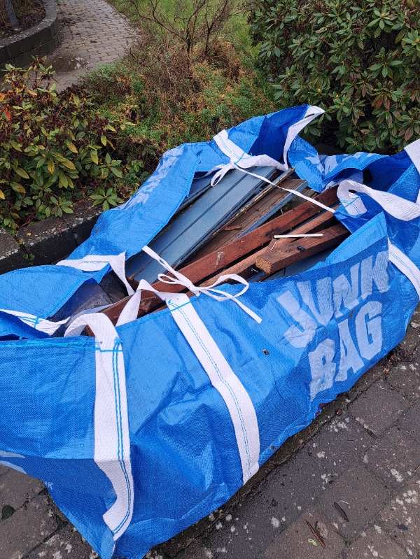 Afhentning af metalaffald og træaffald efter byggeprojekt