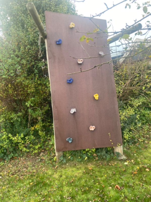 Lægge fliser 18 m2 og tage en klatrevæg ned i haven. Den er 3,5 meter høj og støbt i græsplæne.