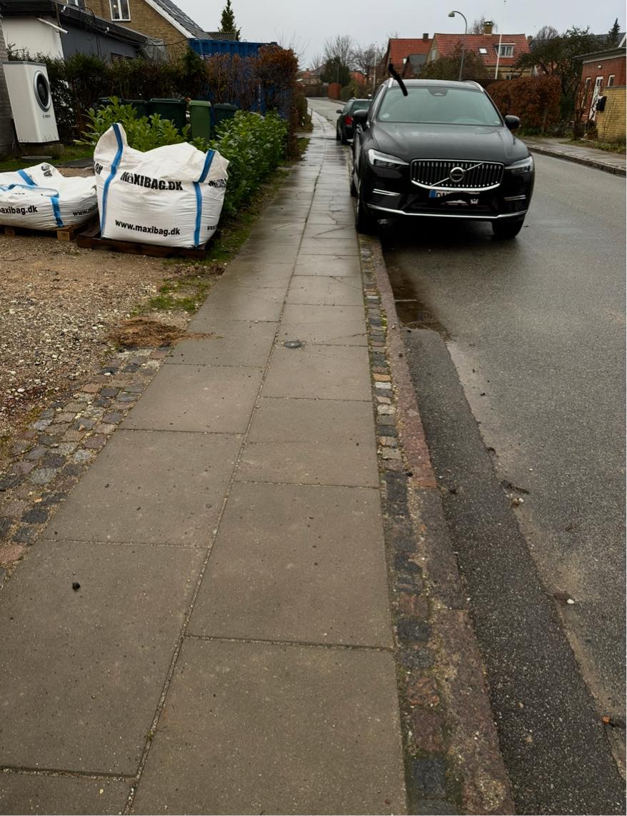 Udskifte cirka 30 fortovsfliser