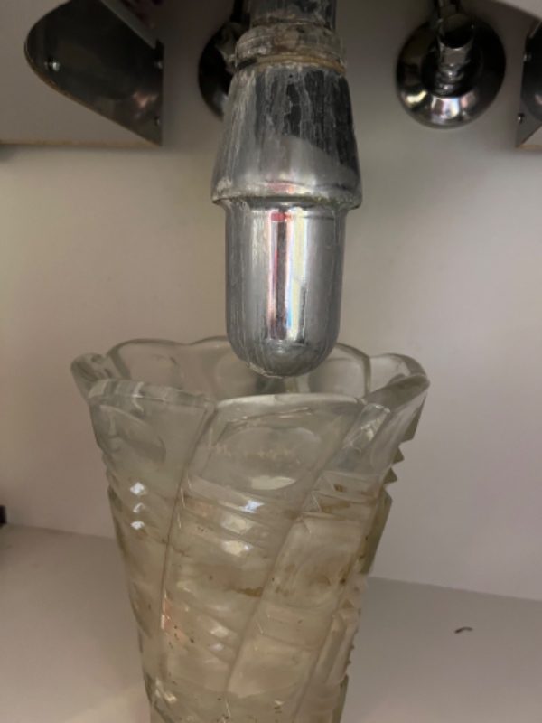 Afløb under køkken vask og badeværelse vask utæt. Vand løber langsom fra køkkenvask