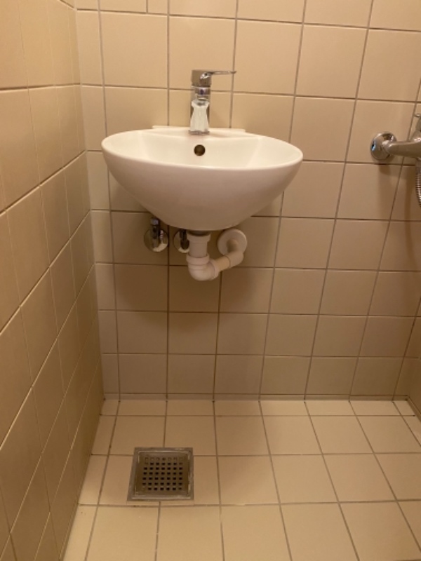 Afmontering og montering af vask og underskab