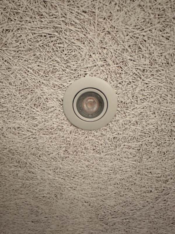 Udskiftning af 4 pærer i udendørslamper og 2 pærer i spotlys i køkken.