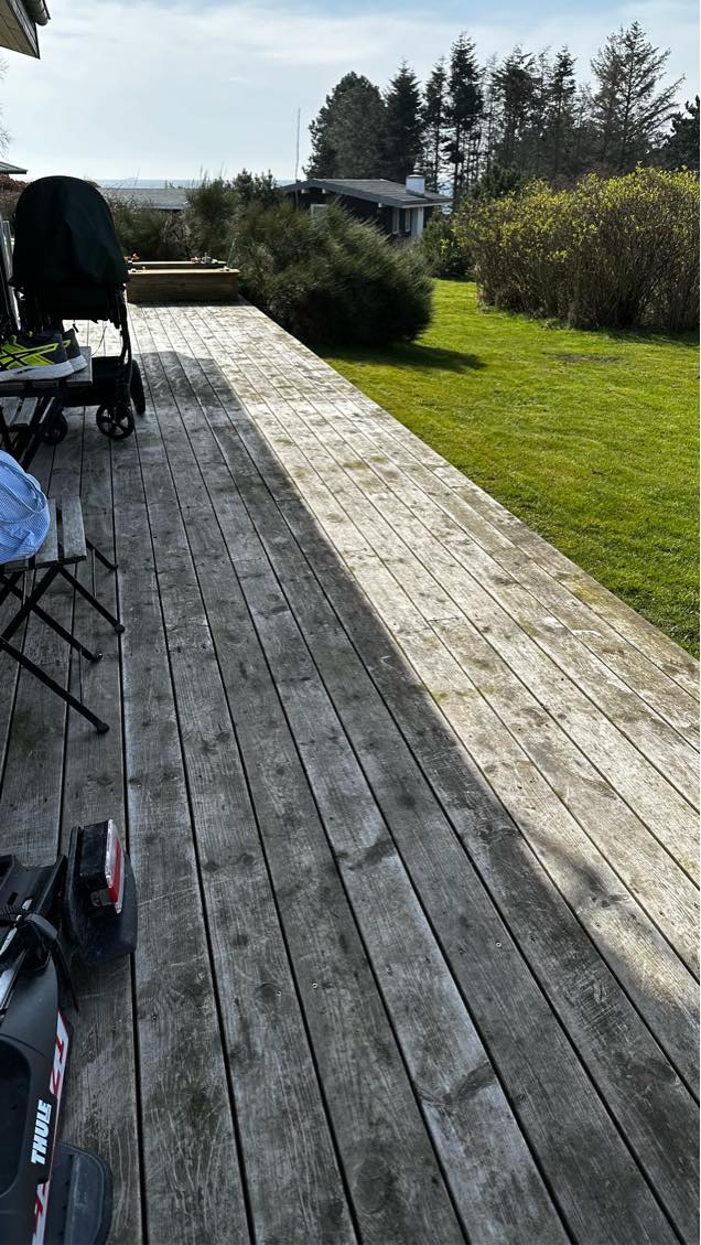 Algefjerne og behandle trykimprægneret træterasse