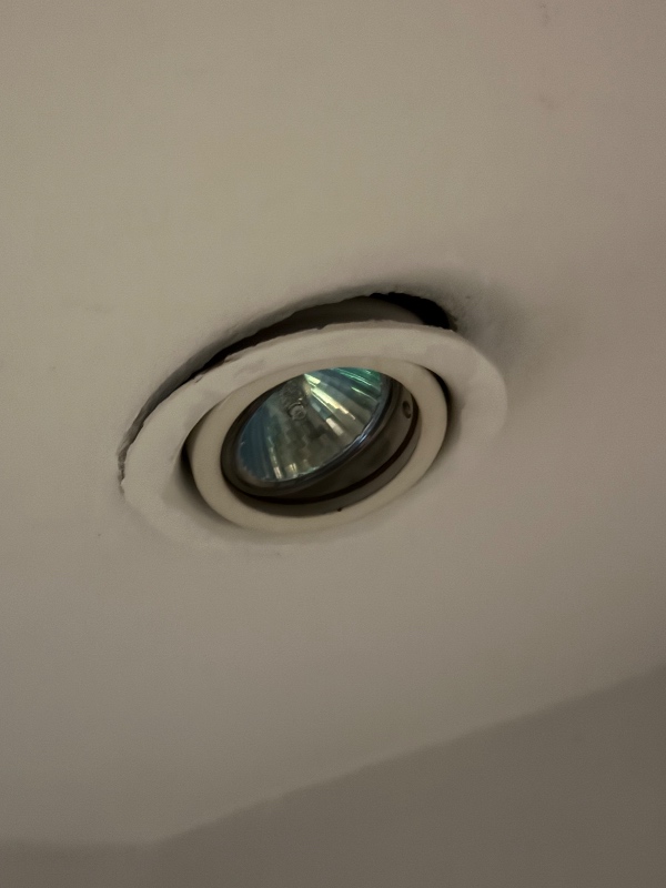 Isæt 2 spots og en lås