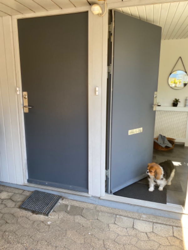 2 yderdøre, carport loft, skue ca 15 kvadratmeter, ca 2 meter hegn