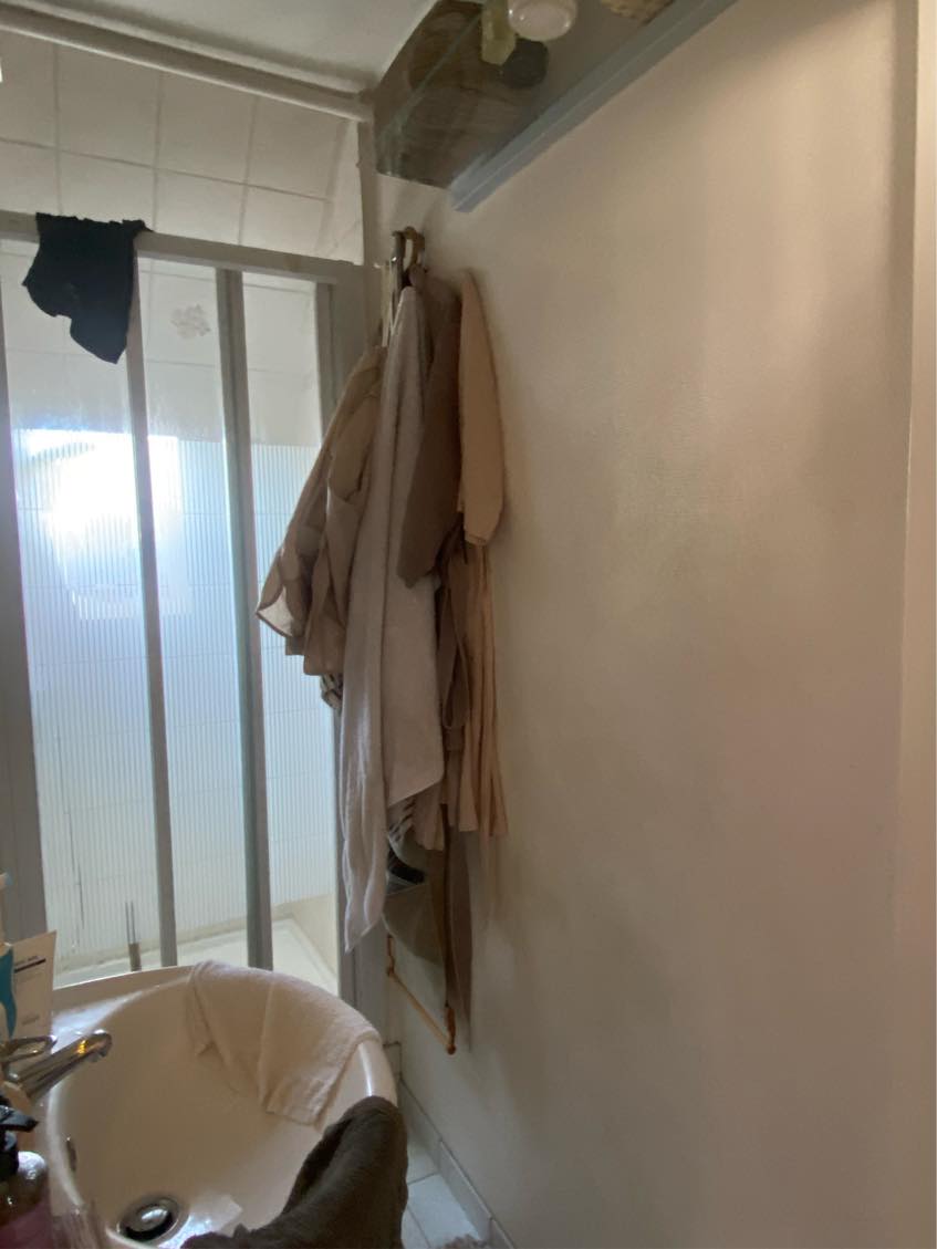 Pudsning af vægge på 3-4 kvm badeværelsesvægge samt maling 2 lag derefter.