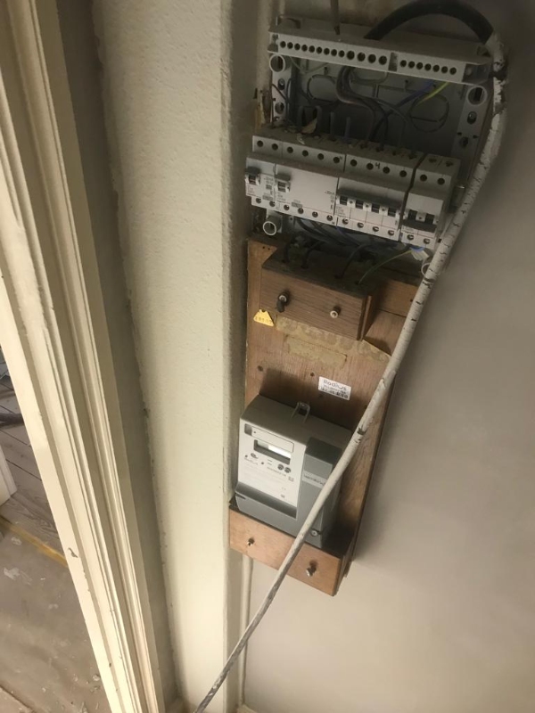 Bygning af skab i gang for at skjule elmåler. Mdf