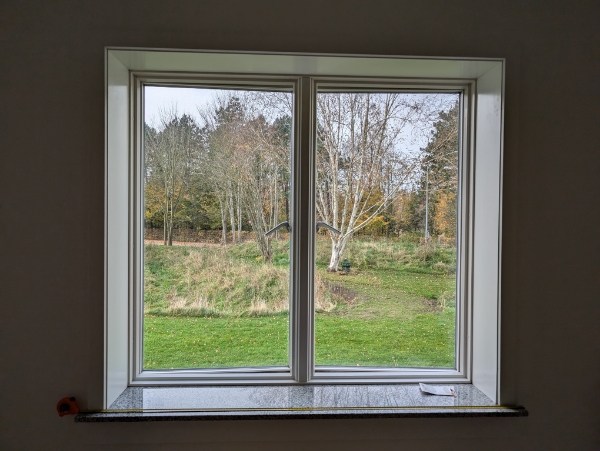 Install lampe og gardiner