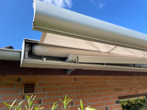 Markise der ikke kan rulle helt tilbage. Problemet er formentlig rullen og/eller grebene i begge sider.