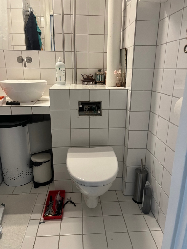 Toilet løber. Hjælp til udskiftning af udløbsventil. Geberit system.