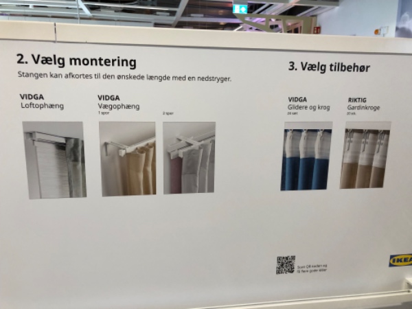 Opsætning af gardin skinne med et mindre hjørne beslag også skal monteres i beton loft,.