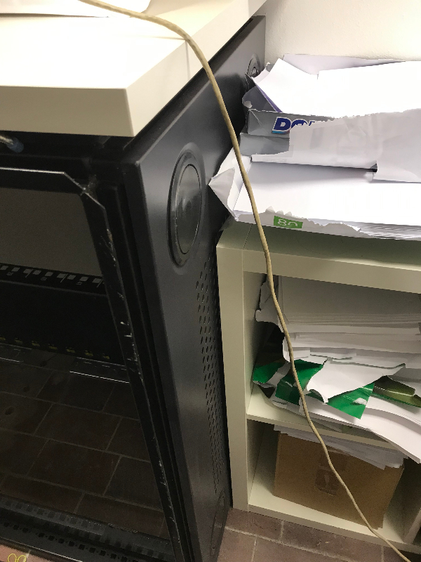 vi skal have skåret et stort skab op (hvor vores server står i)med vinkelsliber, og have det slæbt væk og