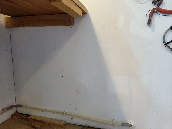 hul gennem væg for kattelem/tunnel