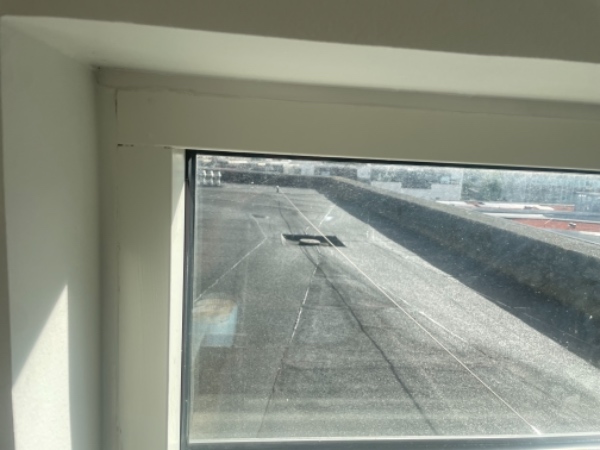 Ophæng af tv med beslag på beton væg, ophæng af lampe overspisebord og ophæng af rullegardiner i køkkenet . Opsætning af greb på tøjskab