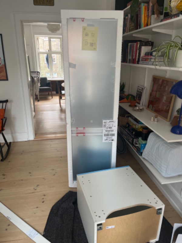 Montering af et indbygget Ikea køleskab.