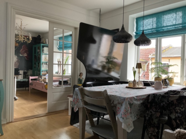 Båret et bord Ned Fra 1. Sal og bortskaffet. Bordpladen er 180x122cm