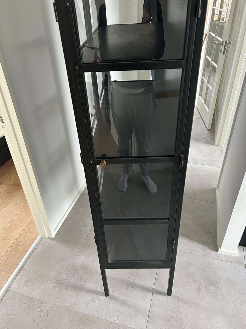 Maling af vitrineskab. Beskadiget under transport