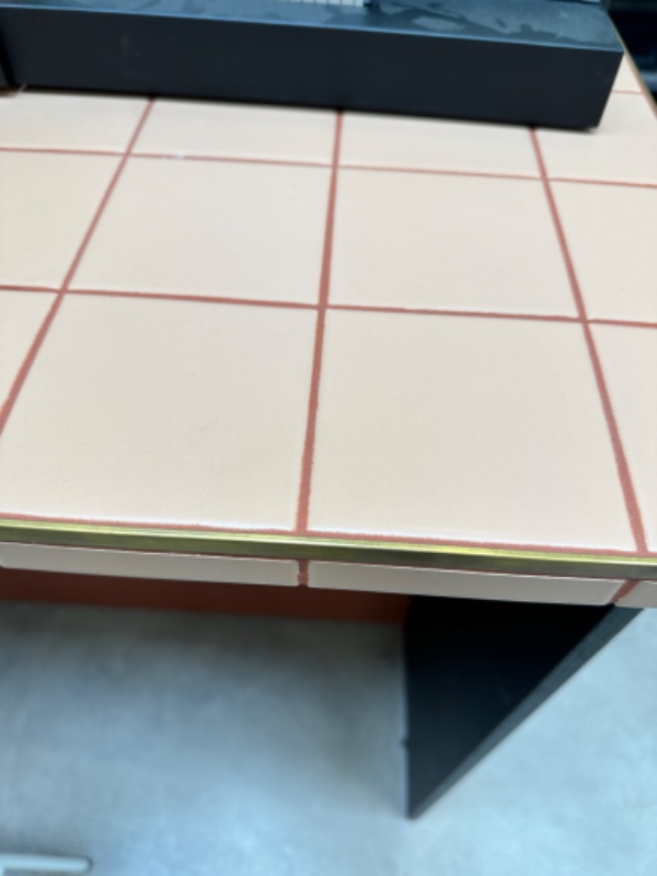 12m2 fliser (10x10cm) i indgang til butik samt butiksdisk der skal beklædes