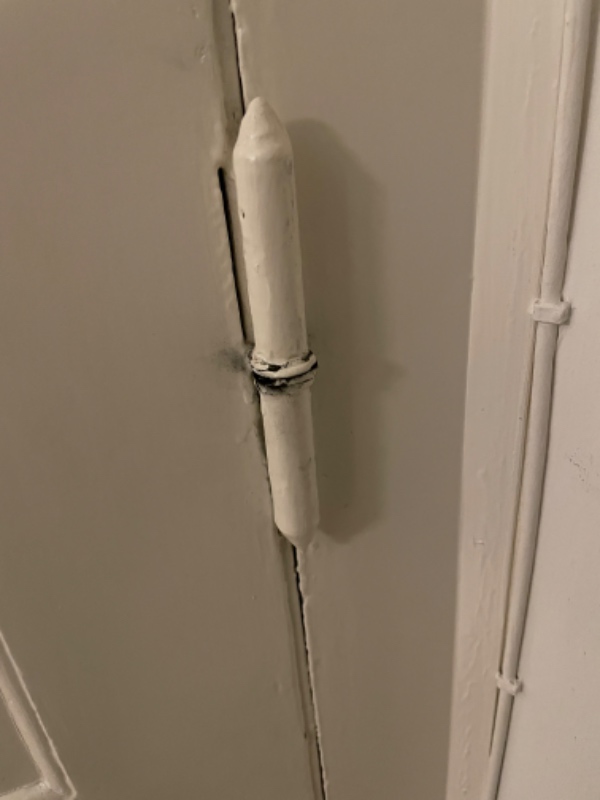 Hoveddør binder/går på