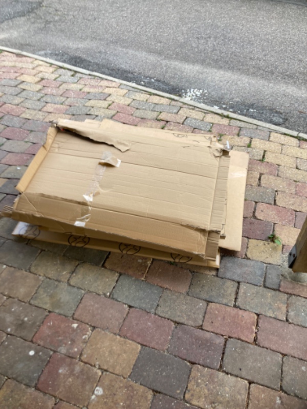 Fjernet pap, træpaller. plasticaffald/ flamingo affald