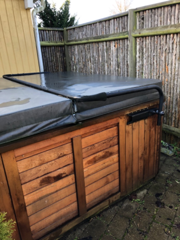 Vi har et spabad i haven, som skal demonteres og fjernes til udmidning. Det skal skilles ad.